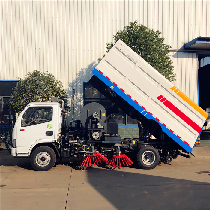 Caminhão de limpeza de estradas Dongfeng 5000 litros aspirador Caminhão de limpeza de ruas de pequeno porte