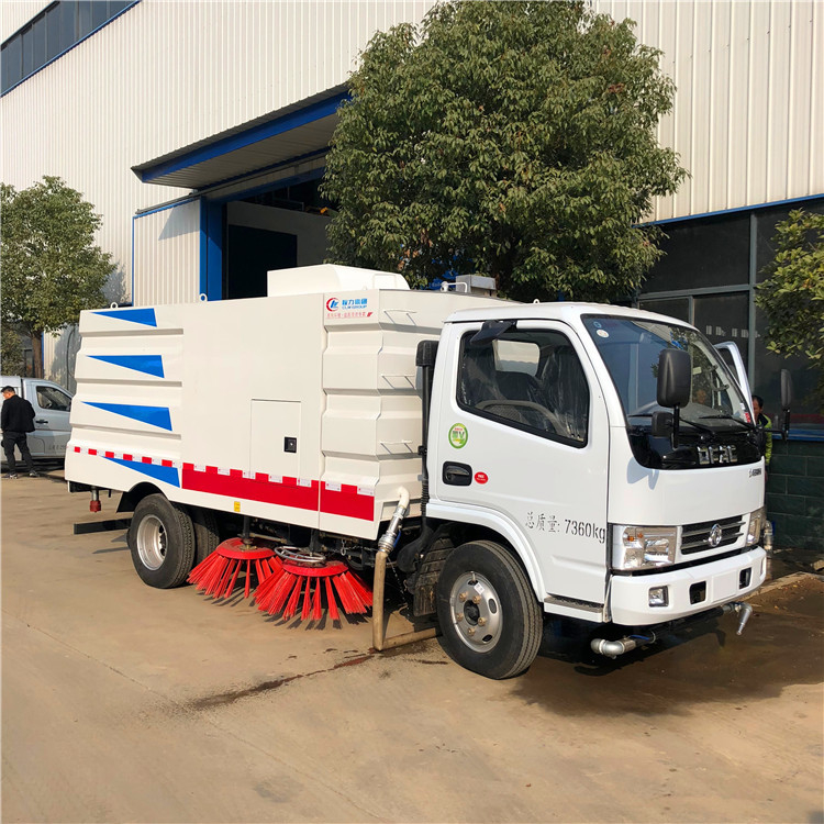 Caminhão de limpeza de estradas Dongfeng 5000 litros aspirador Caminhão de limpeza de ruas de pequeno porte