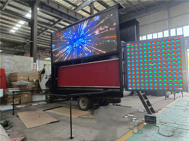 16ft 220V Mobile LED Display Truck 3 Sides P4 Digital LED Truck com levantamento de tela