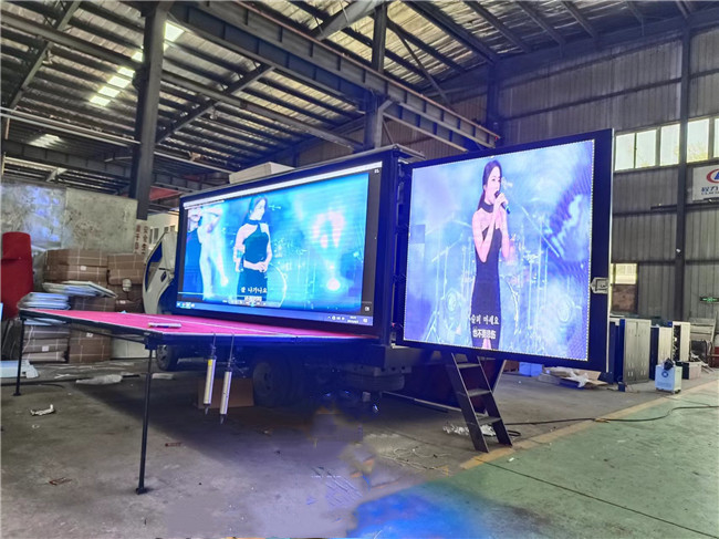 16ft 220V Mobile LED Display Truck 3 Sides P4 Digital LED Truck com levantamento de tela
