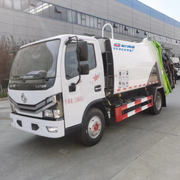 China Brand Dongfeng Pequeno compactador caminhão de lixo com 6.50-16 pneus e peças sobressalentes