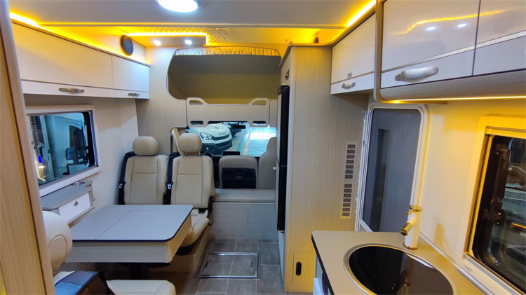 Camião de turismo móvel RV Caravana Van Com 190 HP Motor Máxima carga útil 7042 Kg