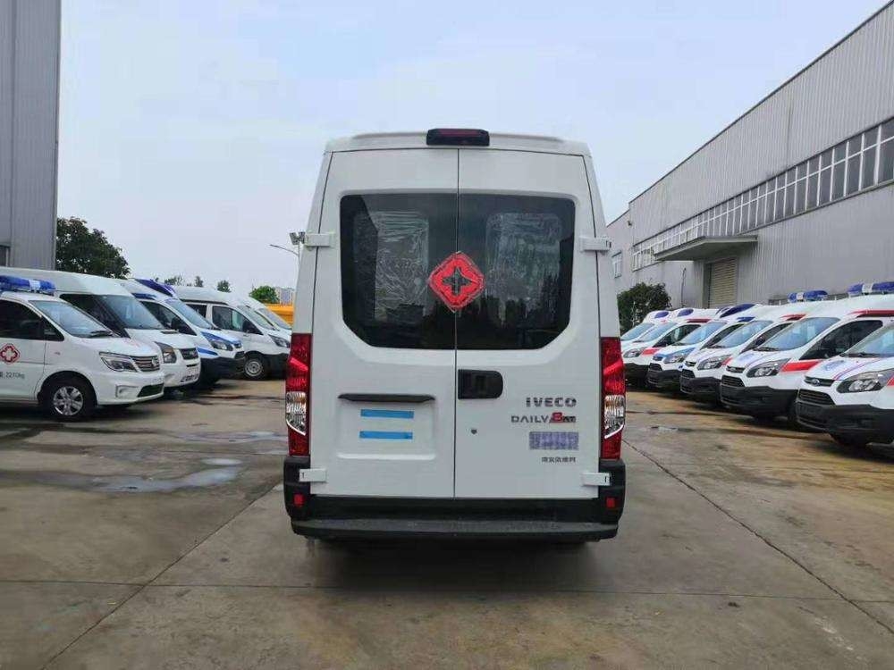 Ambulância Plush 2800mm camião móvel de hospital com características avançadas e especificações de pneus 215/75R16LT