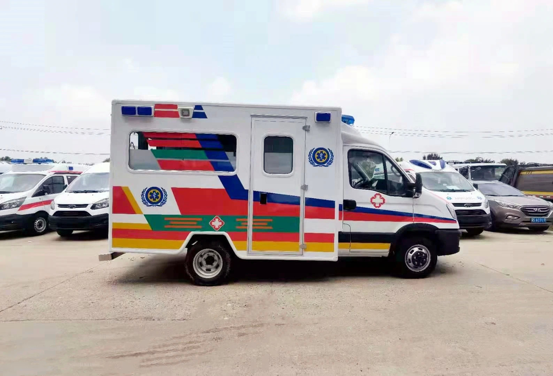 Veículo de ambulância de emergência com norma de emissões Euro 5 Peso de retenção 2970 kg Veículo de resgate médico