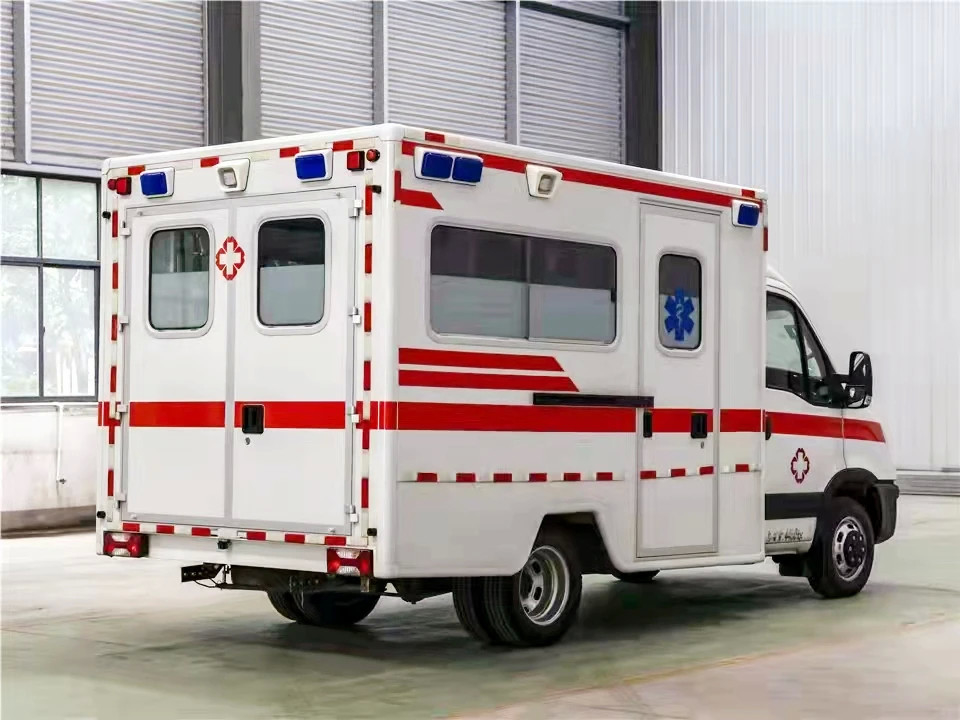 Veículo de ambulância de emergência com norma de emissões Euro 5 Peso de retenção 2970 kg Veículo de resgate médico