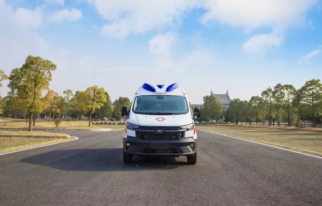 Euro 5 4*2 Ford Carro de ambulância de emergência com equipamento de primeiros socorros e armário ao lado