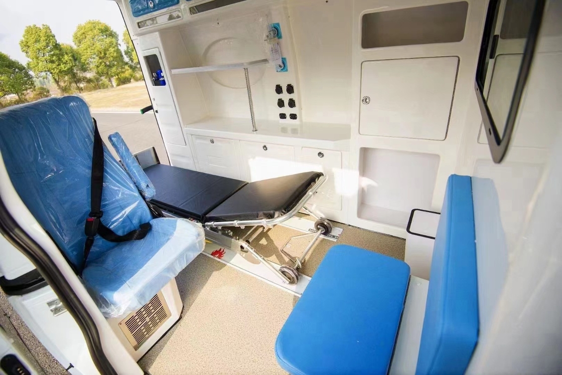 Euro 5 4*2 Ford Carro de ambulância de emergência com equipamento de primeiros socorros e armário ao lado