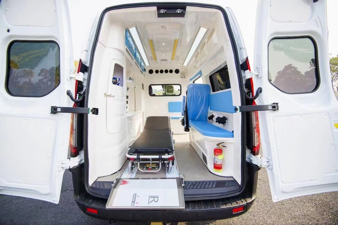 Euro 5 4*2 Ford Carro de ambulância de emergência com equipamento de primeiros socorros e armário ao lado