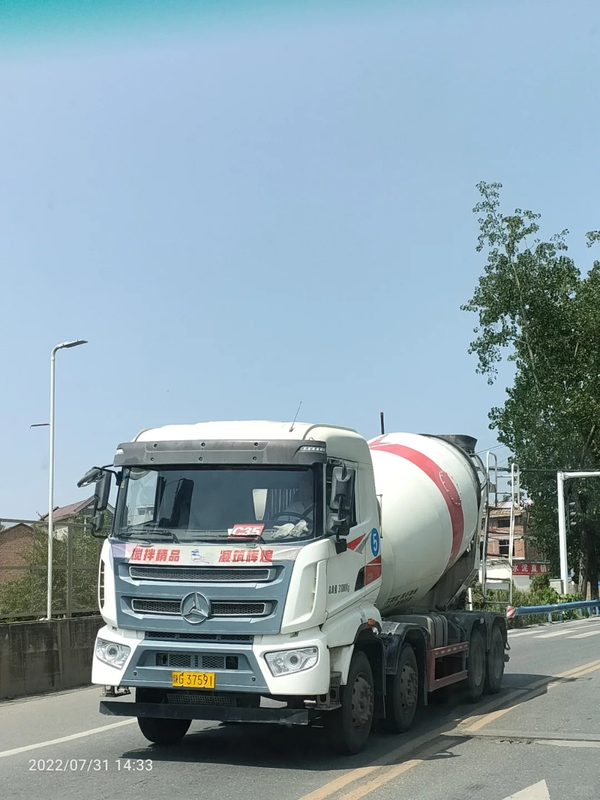 Sinotruk Howo caminhão de mistura de concreto CKD / SKD com capacidade de fornecimento de 15-20 toneladas