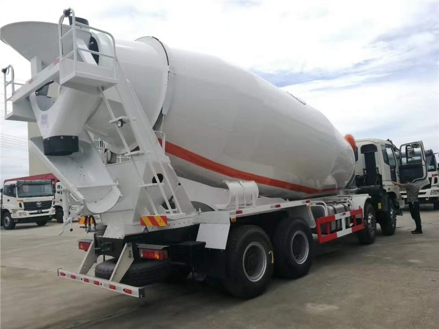 Sinotruk Howo caminhão de mistura de concreto CKD / SKD com capacidade de fornecimento de 15-20 toneladas