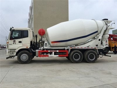 Caminhão de cimento de 10m3 com acionamento à esquerda e pneu de arame de aço 12.00R20