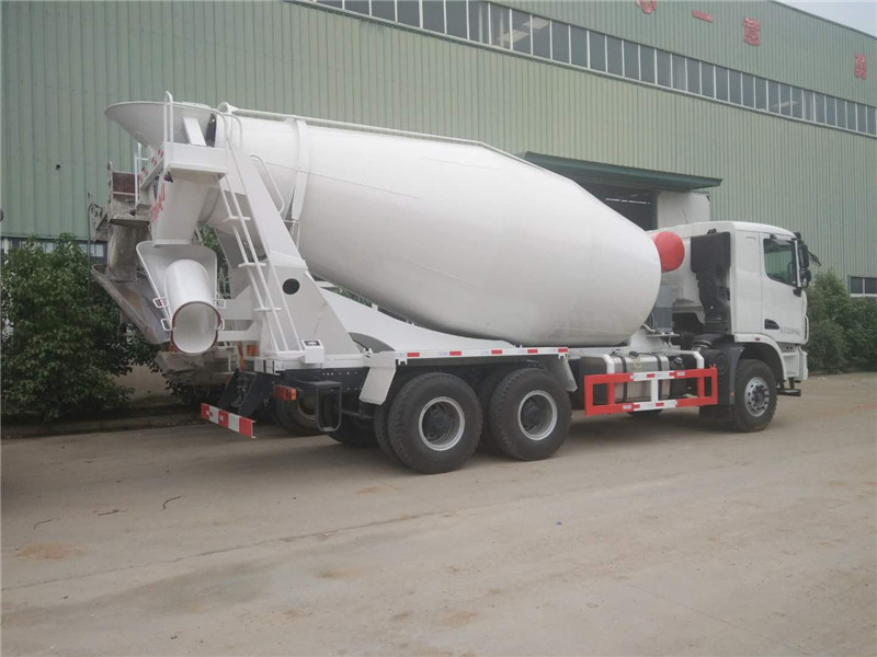 Caminhão de concreto Euro 3 de alto desempenho com 9726 ml de cilindrada para operações suaves