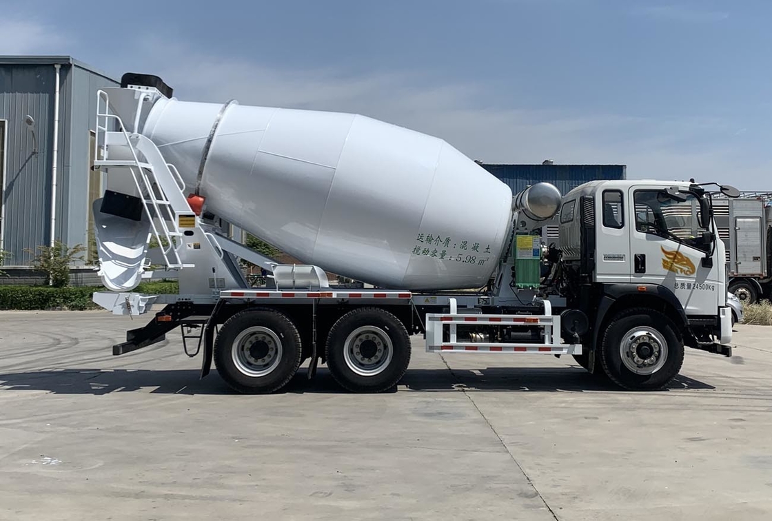 Caminhão de concreto Euro 3 de alto desempenho com 9726 ml de cilindrada para operações suaves
