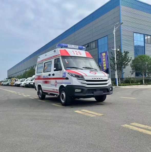 Carro de ambulância de emergência com 3750 mm de base de rodas, com 103 kW de potência nominal e 3700 kg de peso bruto