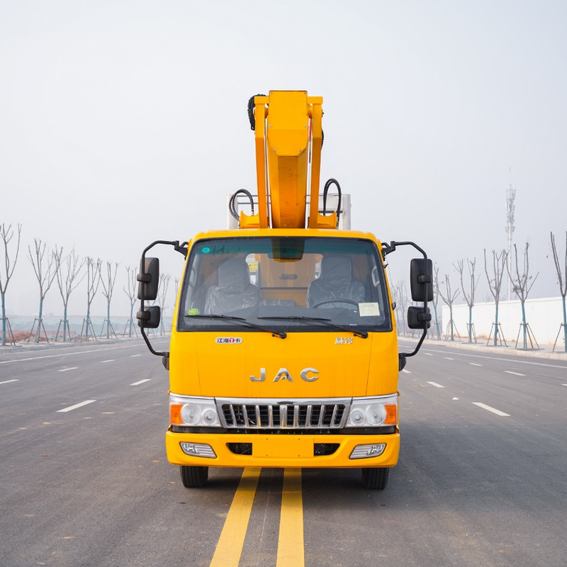 Caminhão de plataforma de trabalho aéreo de cabina para duas pessoas com V-outriggers dianteiros e traseiros