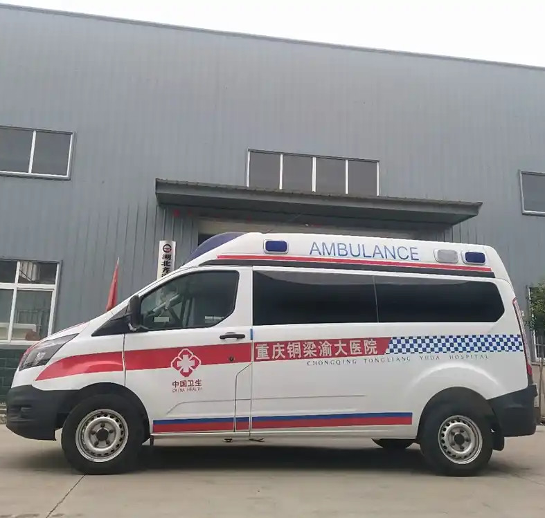 Veículo do caminhão da ambulância da emergência da transmissão da movimentação 4*2 Ford 5+1 da mão esquerda
