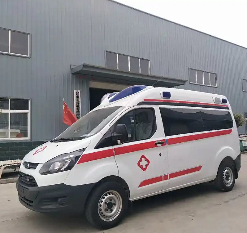 Veículo do caminhão da ambulância da emergência da transmissão da movimentação 4*2 Ford 5+1 da mão esquerda