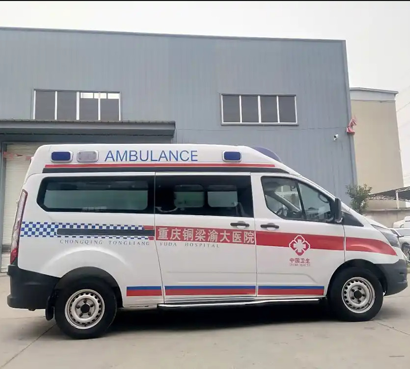 Veículo do caminhão da ambulância da emergência da transmissão da movimentação 4*2 Ford 5+1 da mão esquerda